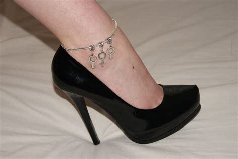 what is a hotwife ankle bracelet|Does wearing an anklet on the right leg mean that my wife is a。